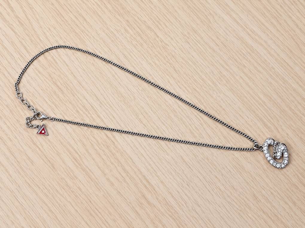 Guess Catenine: Collier GUESS argenté avec pendentif – Usato da La Tour de Peilz venduto da Caly21