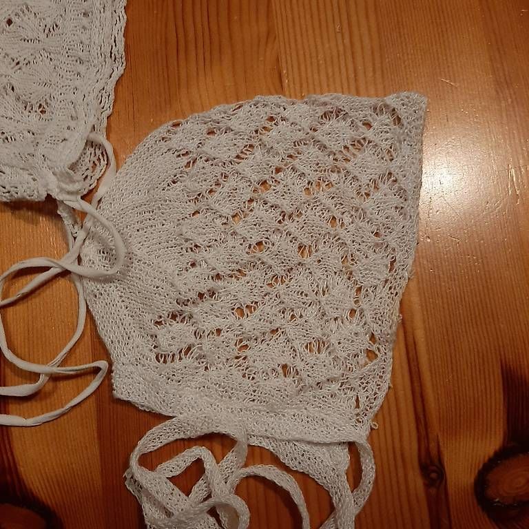 Bambole: 4 Kinderkäppchen - 3 kunstgestrickt eines mit Spitzen – Usato da Schafisheim venduto da annina55 2