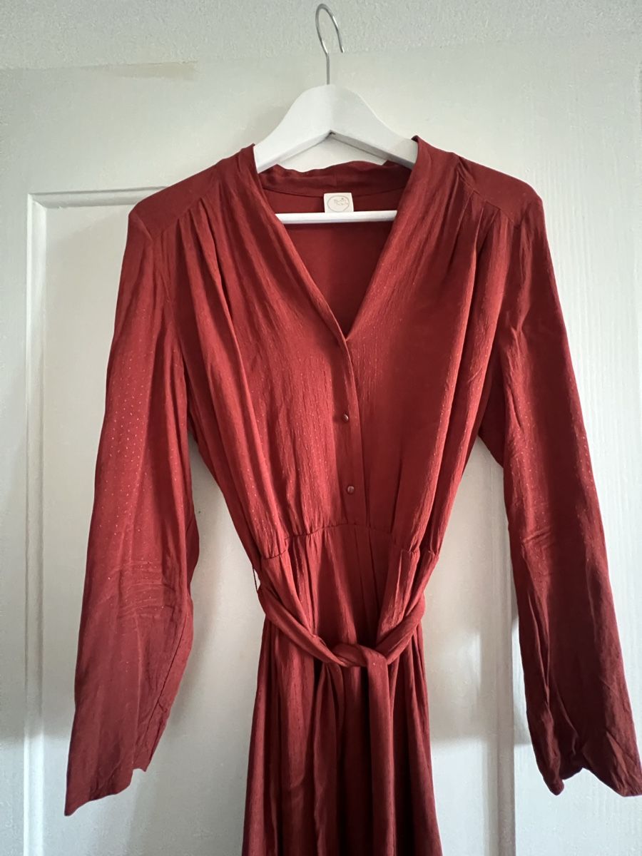 Des Petits Hauts Vestiti: Kleid des petits hauts rotbraun mit Bindegürtel langarm – Usato da Zürich venduto da Lili_ane 1