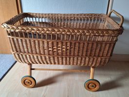 Schöner Stubenwagen aus Weidengeflecht mit Rädern , Vintage