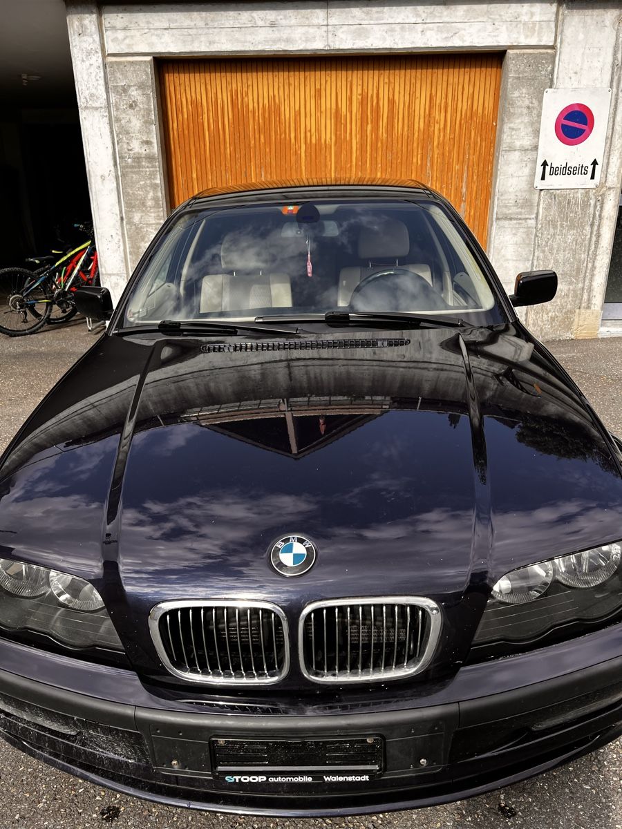 BMW Automobili: BMW 320i Limousine, dunkelblau – Usato da Walenstadt venduto da Memphis04
