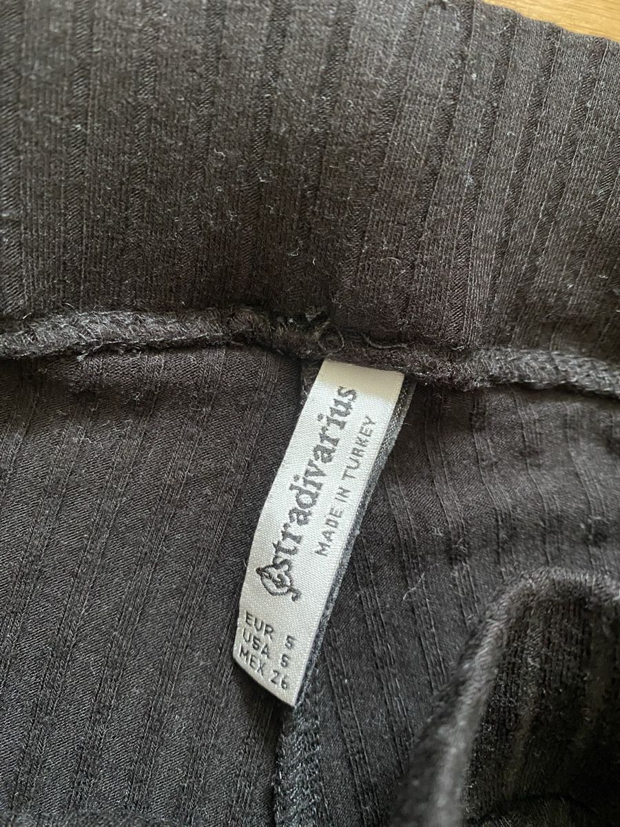 Pantaloni: Schwarze Stoffhose von Stradivarius, Grösse S – Usato da Hinwil venduto da crn139 1