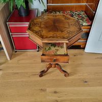 Antiker, spezieller, kleiner Tisch mit Schublade, Holz