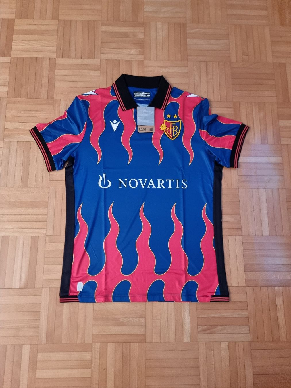 FC Basel Leibchen & Hosen: FC Basel Heimtrikot 2024/2025 – Neu und originalverpackt aus Suhr von