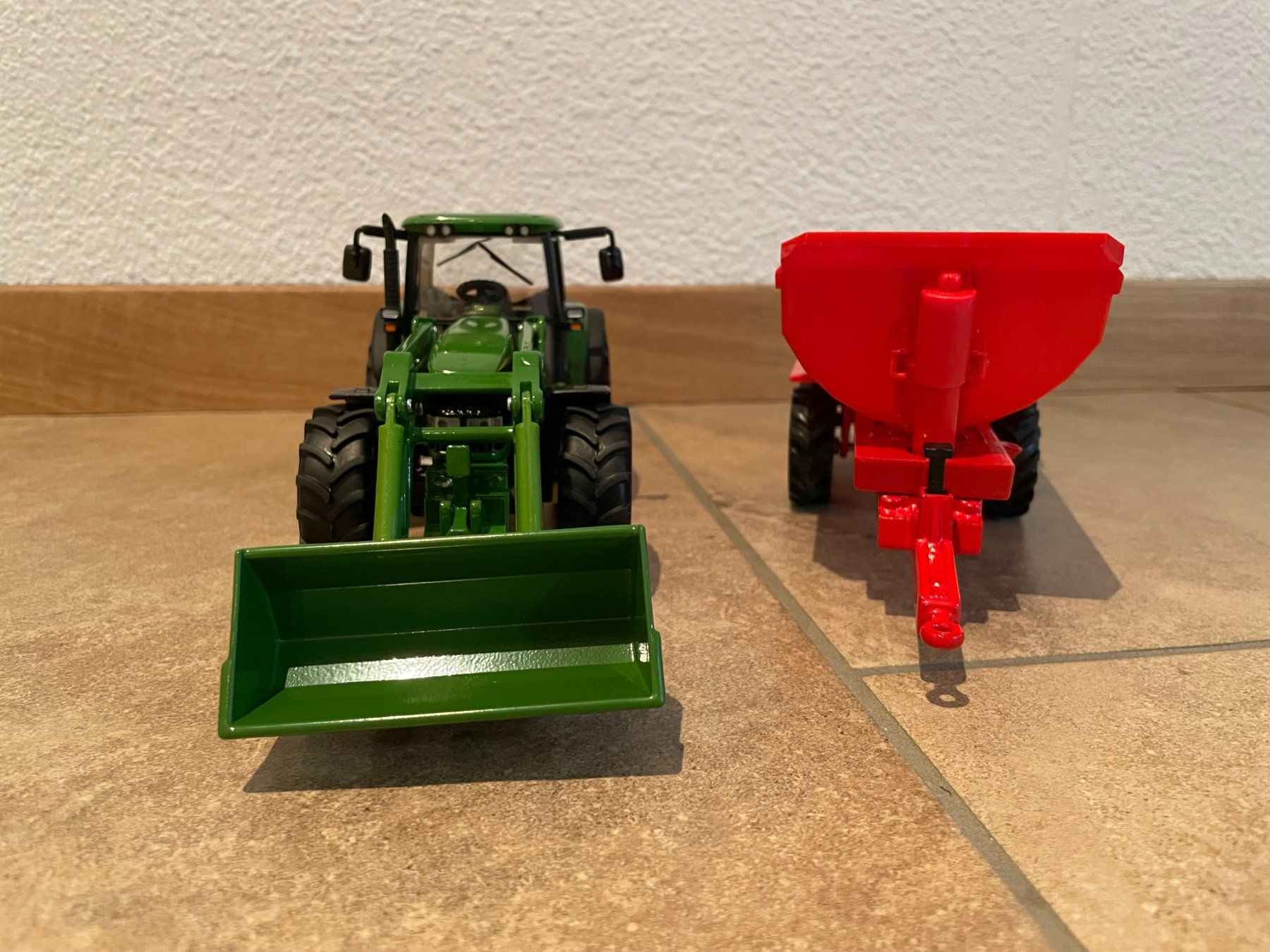 John Deere Trattori: SIKU John Deere mit Krampekipper – Nuovo e nell'imballaggio originale da Kreuzlingen venduto da Stefan1150 1