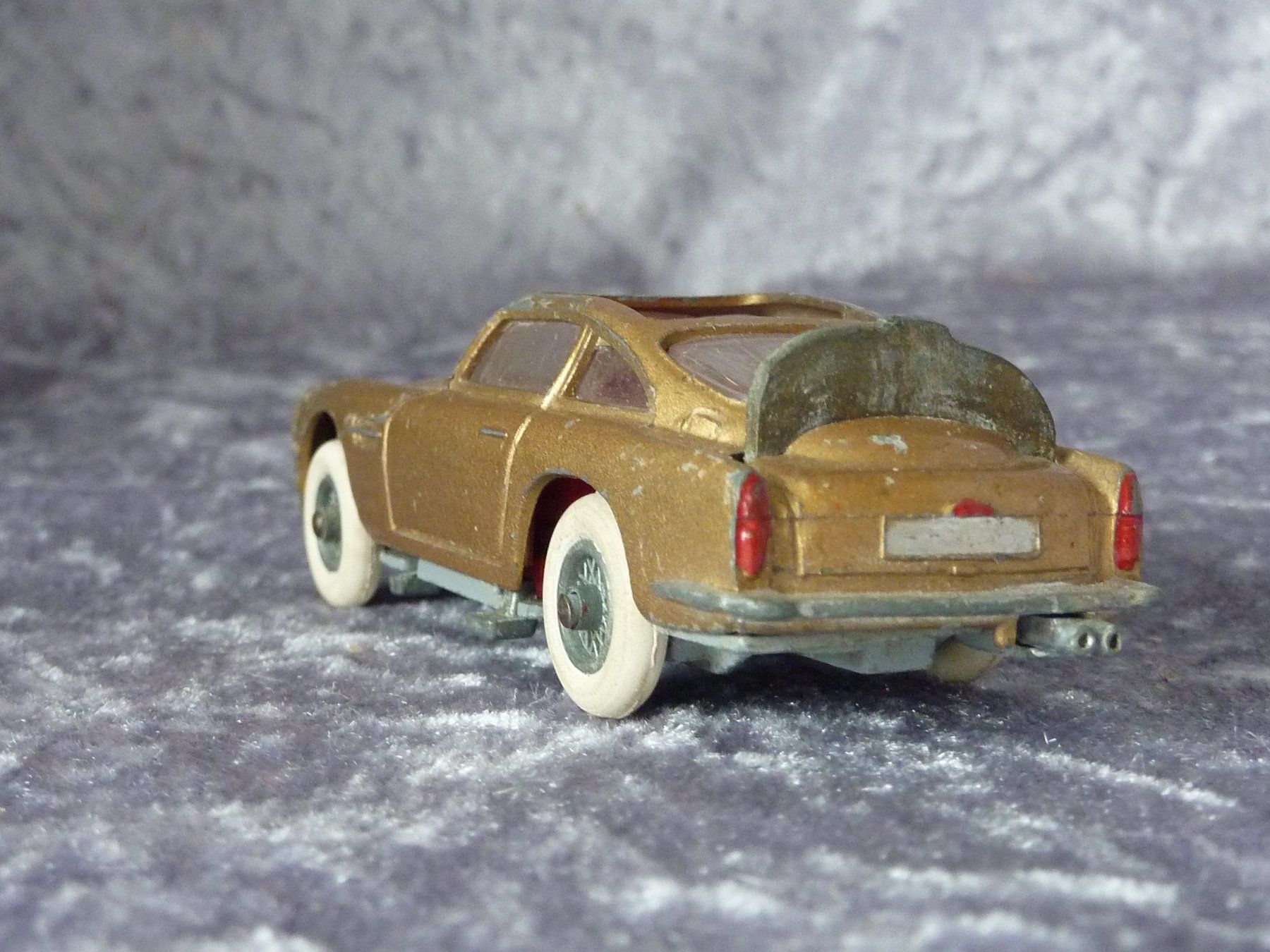 Aston Martin Modellini d'auto: Aston Martin DB5 James Bond gold  1:43 – Difettoso da Dürrenäsch venduto da modellautos4you 2