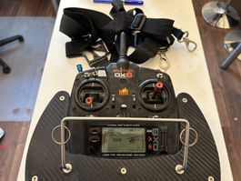 Spektrum DX6 mit Akku und Ladegerät, Senderpult und Gurt