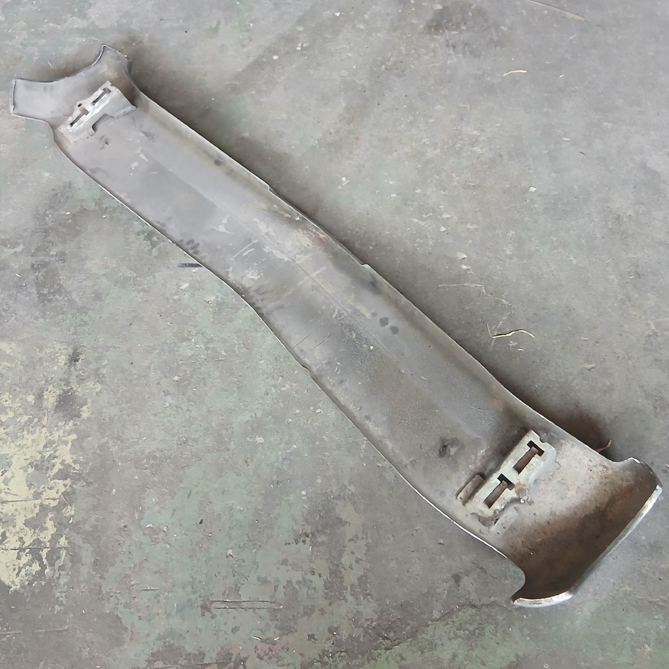 Buick Tutti pezzi di ricambio auto: Pare-chocs arrière Buick Riviera 66 – Usato da la heutte venduto da Auto-stock 5