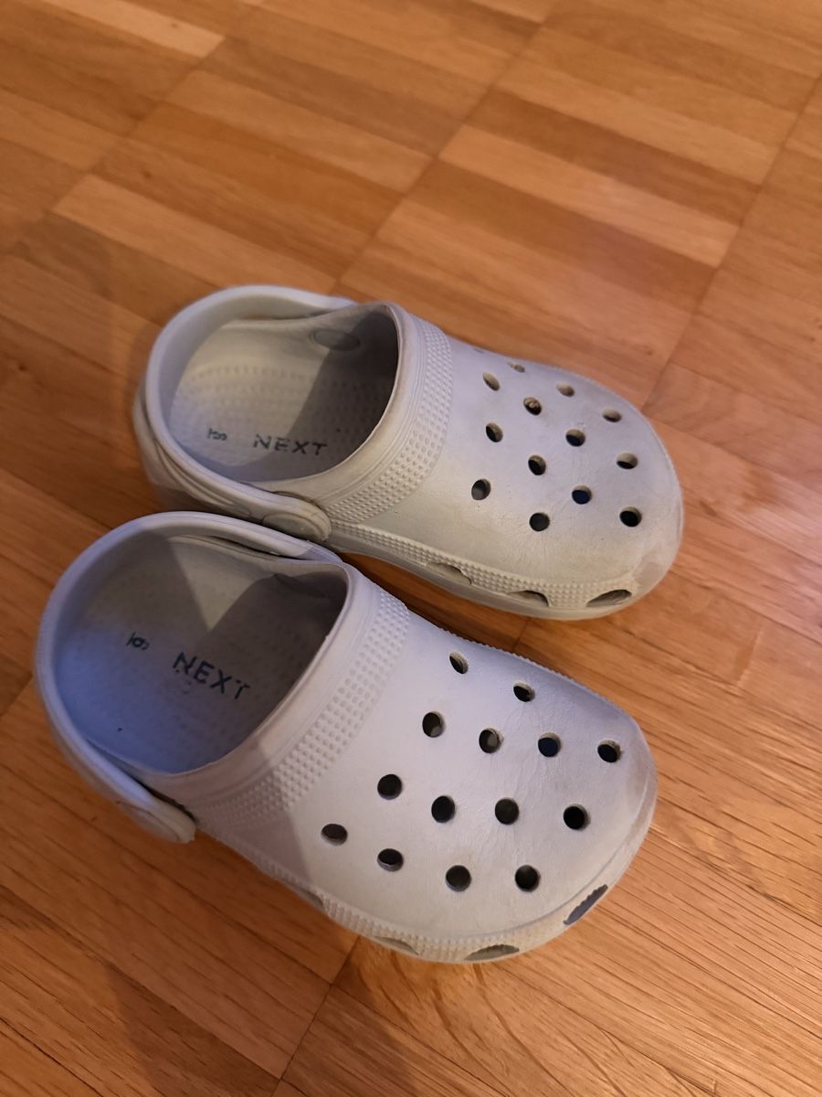 Chaussures garçon: Kinder Clogs Grösse 14.0 gebraucht – D'occasion à Schaan par lulu_xx