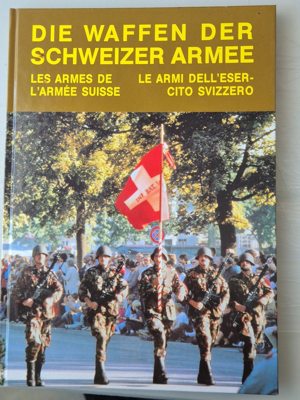 Bücher: Buch: Die Waffen der Schweizer Armee – Neu (gemäss Beschreibung) aus Seewen SZ von SuperpumaDisplayTeam
