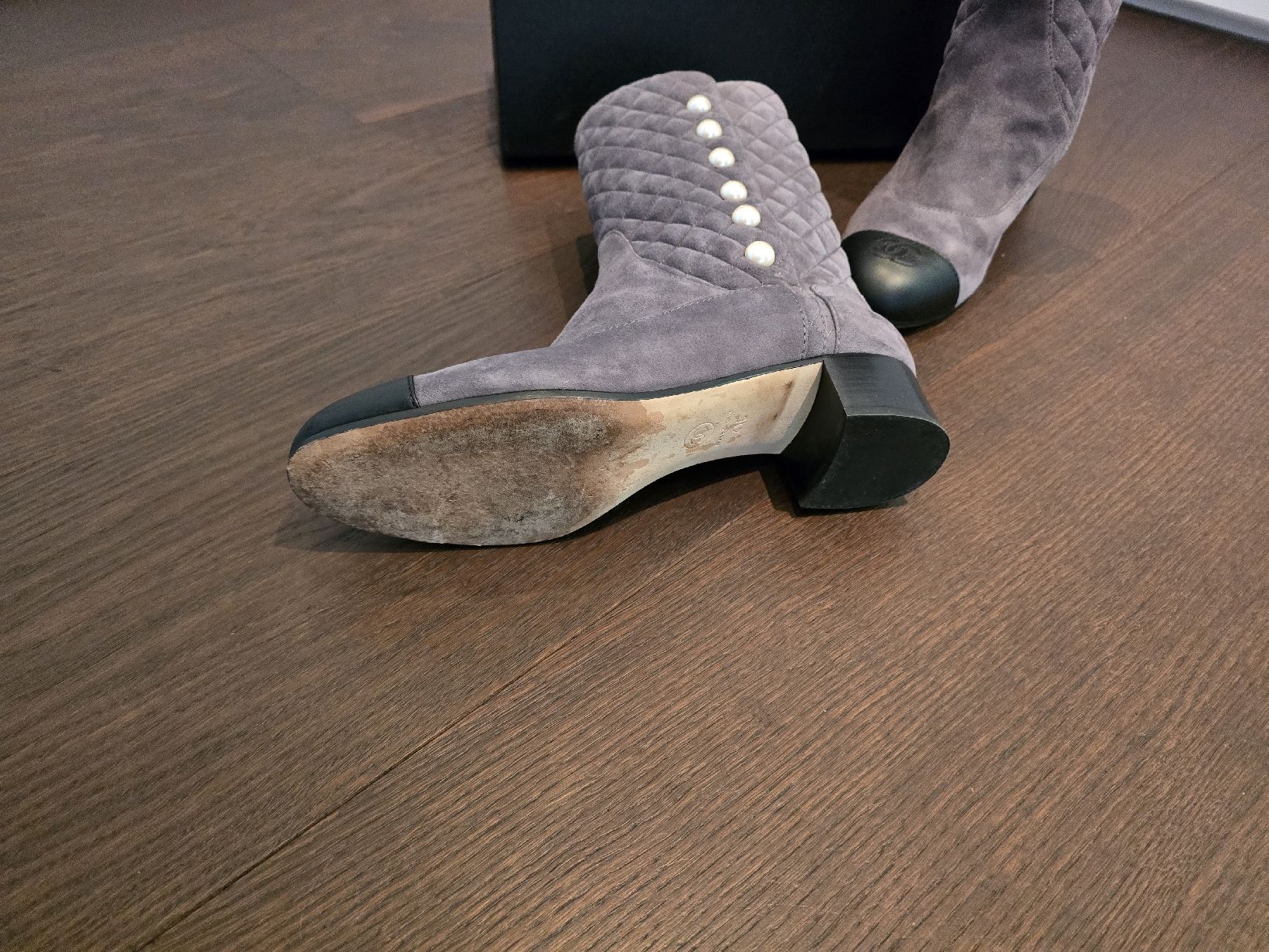 Chanel Chaussures femmes: Chanel Quilted Suede Pearl Boots – Neuf (Voir description) à Egliswil par D.Mko 2
