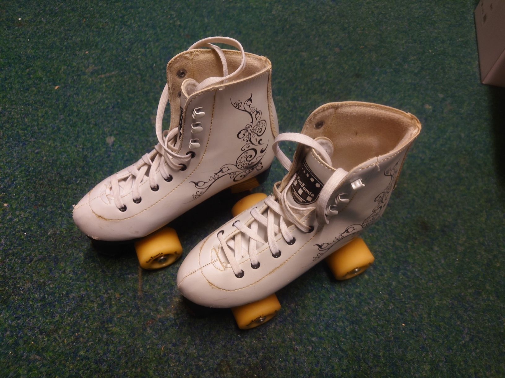 Pattini in linea & Pattini a rotelle: Rollschuhe, weiss, Gr. 36 - Rollendisco-Feeling!  – Usato da Wettingen venduto da l_i500 1