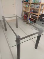 Tisch mit Glasplatte