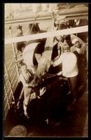 Foto-AK Fischer auf einem Schiff mit gef