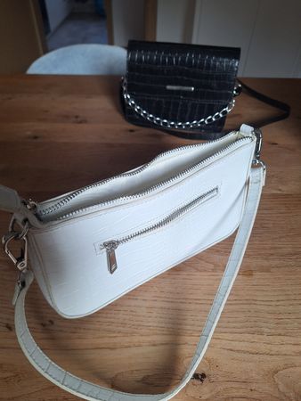 Weisse Handtasche Kroko-Optik, ideal für den Sommer!