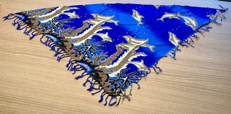 Sommerliches Dreieckstuch mit Delfinen und Fransen, Blau