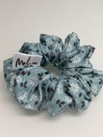 Handgemachter Scrunchie Hellblau mit Blumenmuster