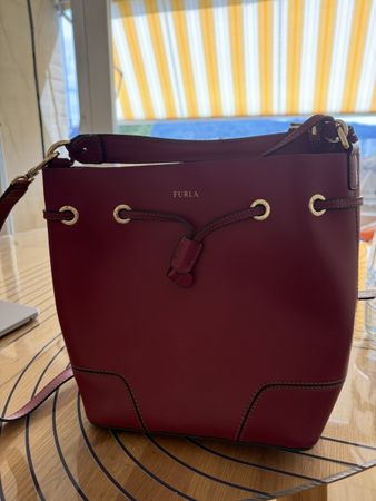 Furla Bucket Bag Leder Dunkelrot mit Pochette guter Zustand