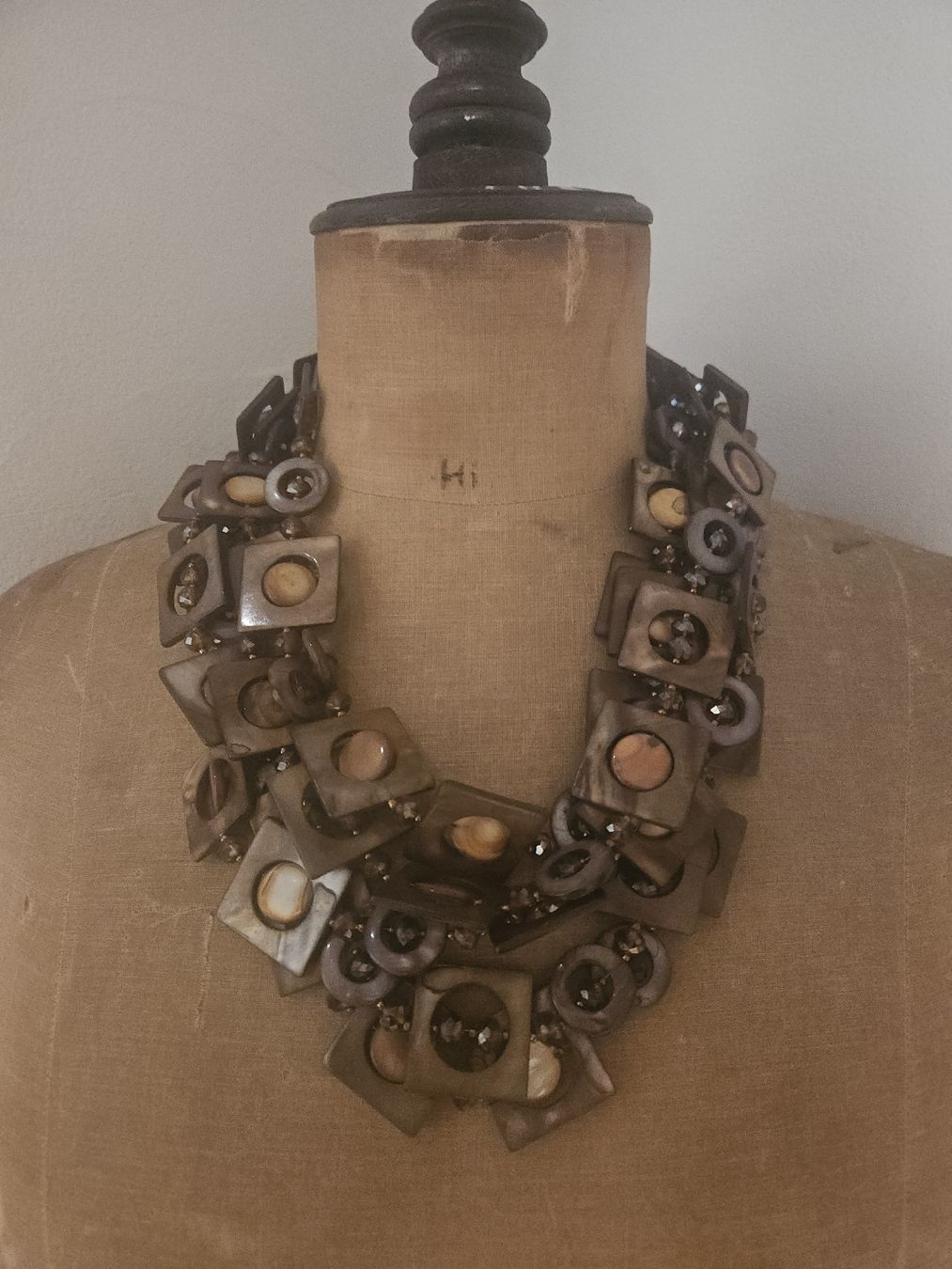 Ketten: collier plastron en perles de coquillages – Neu und originalverpackt aus Thônex von lacomtessedesfees