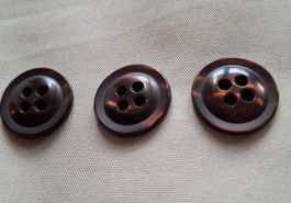 3 Stück Knöpfe, 23 mm. Braun Perlmuttschimmernd.