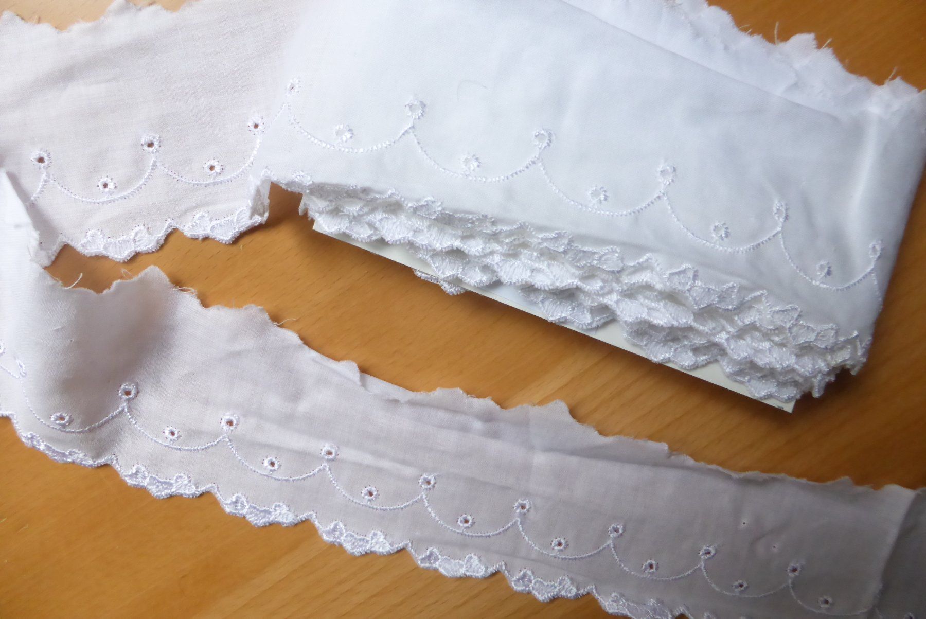 Tessuti: Alte St. Galler Spitzen weiss - Preis pro Meter – Nuovo (secondo la descrizione) da Brunnadern venduto da pinkfaden