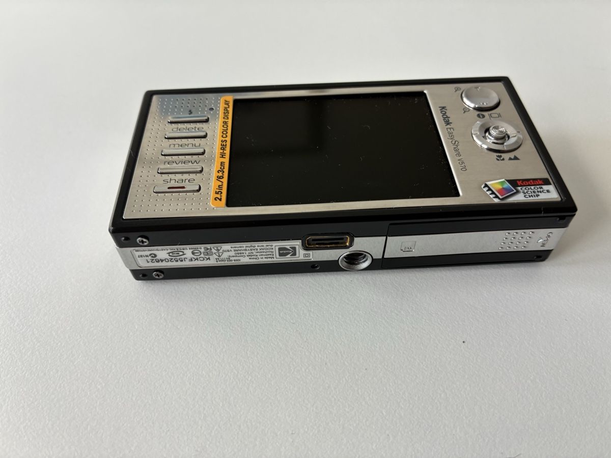Kodak Fotocamera: Kodak EasyShare v570 aus Hausräumung  – Difettoso da Chur venduto da Knokno199 2