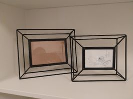 2 schwarze Metallbilderrahmen