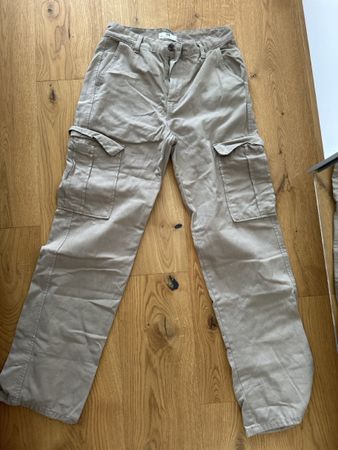 Leichte Cargohosen von Stradivarius , Gr. 38