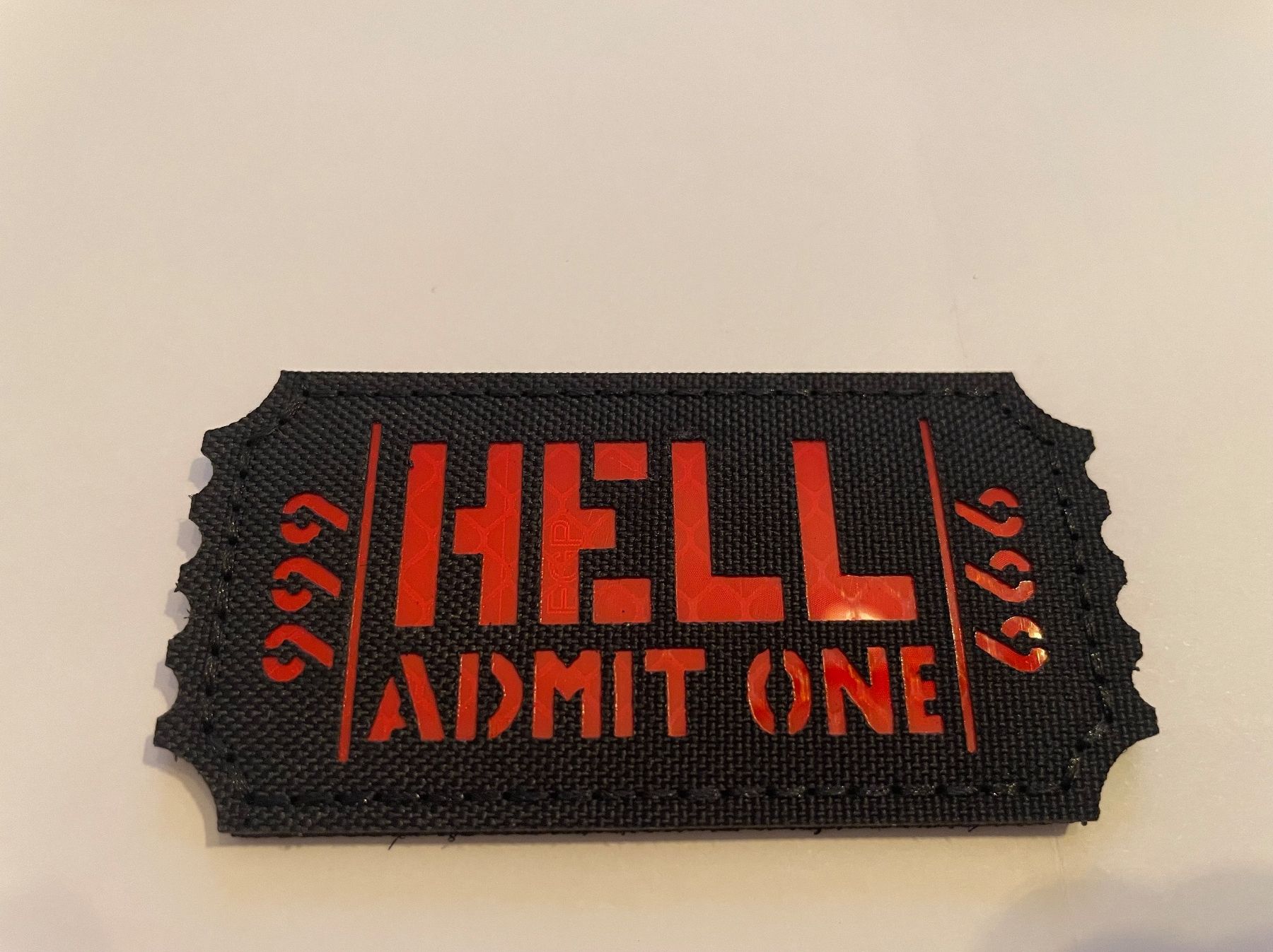Toppe: Patch lasercut 8x4cm « HELL ADMIT ONE » – Nuovo e nell'imballaggio originale da Grandson venduto da RioDeltaLima