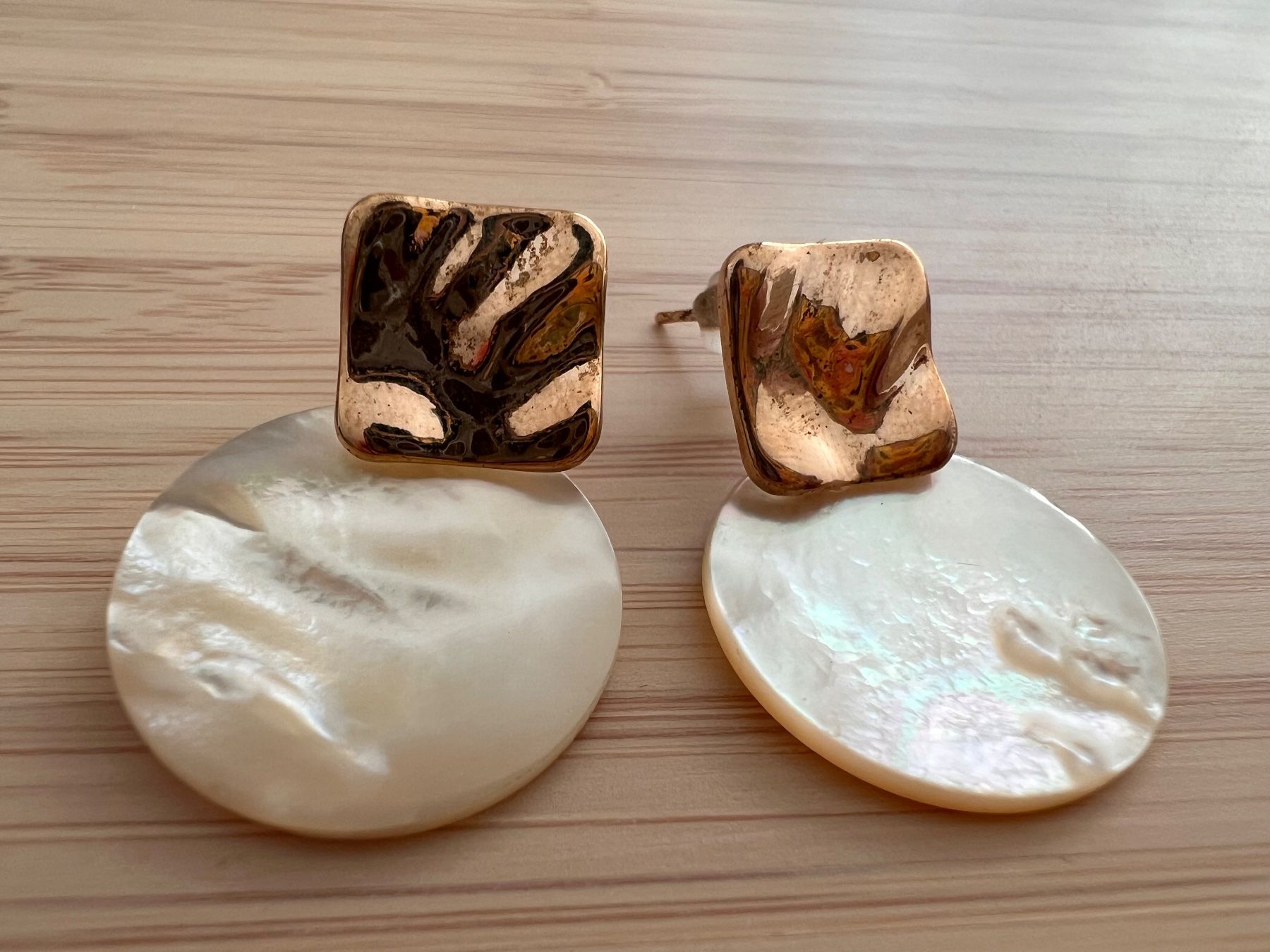 Orecchini pendenti & Orecchini a lobo: Shell stud earrings – Usato da Genève venduto da Ballpencase 1