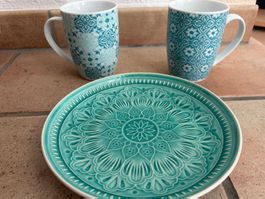 Türkisfarbige Tassen (Mugs) und ein Teller - wenig gebraucht
