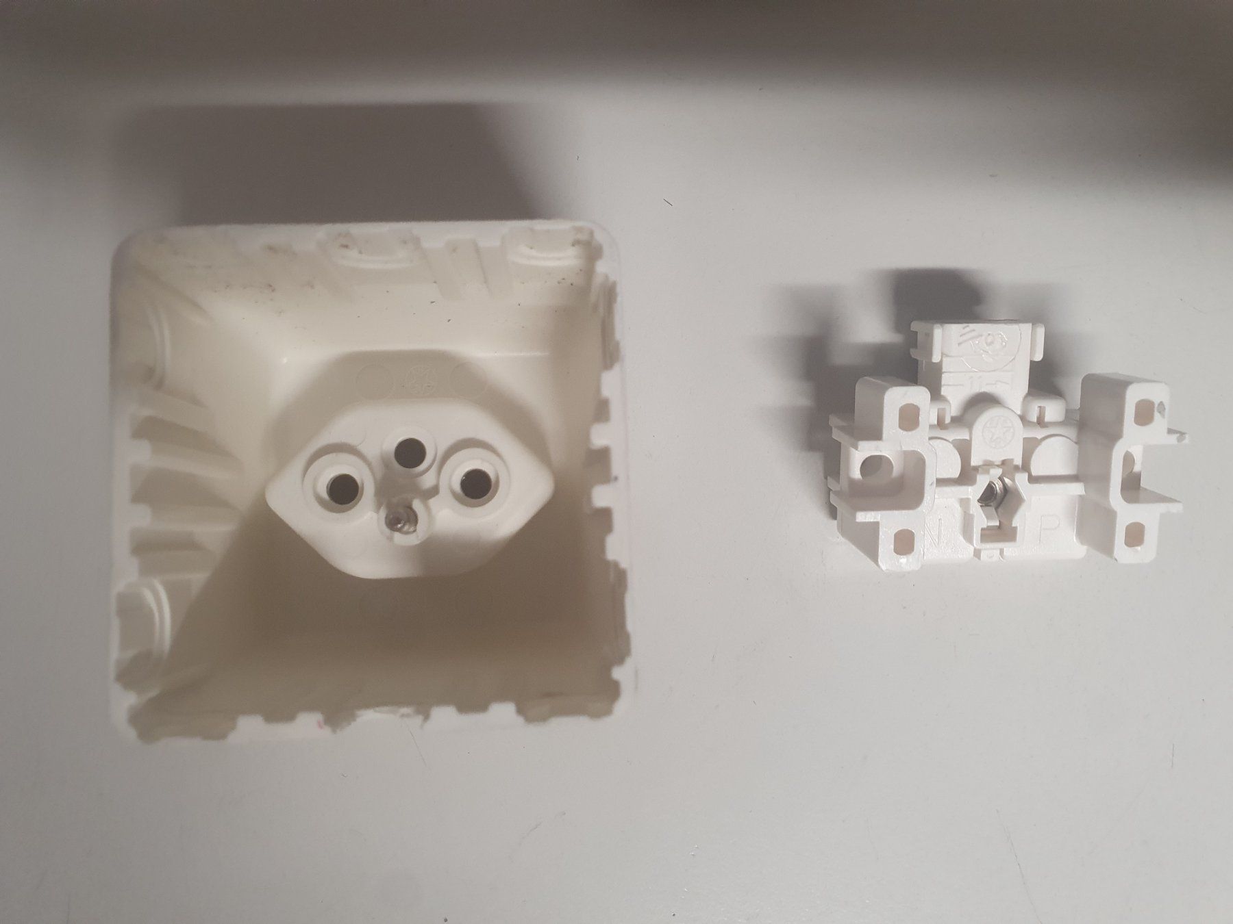 Spine: AP Steckdose T13 Weiss Standard – Usato da Zürich venduto da Alibaba1234 1