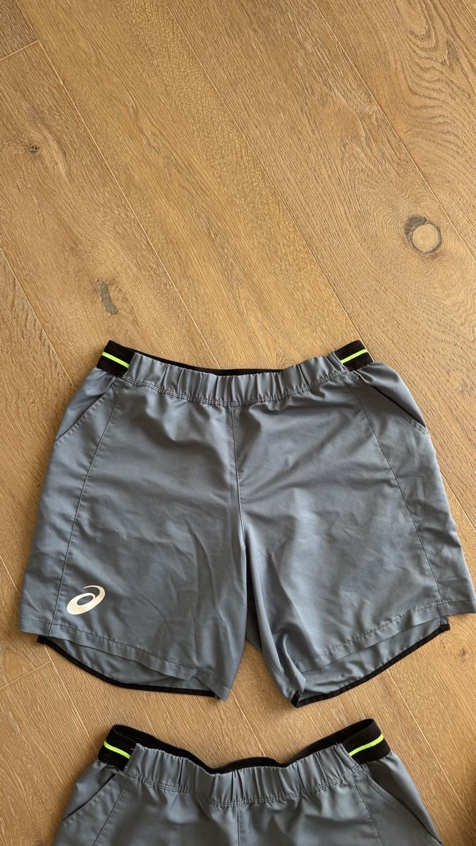 Asics Pantaloni: 2 ASICS Sportshorts +1 geschenkt – Usato da Hünenberg See venduto da Schulers 1