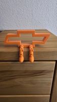 Chevrolet Logo Orange mit Beinen