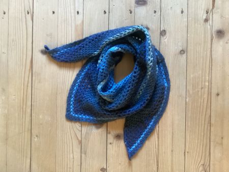 Dreieck-Schal gehäkelt in Blau-Tönen, Wolle, neu
