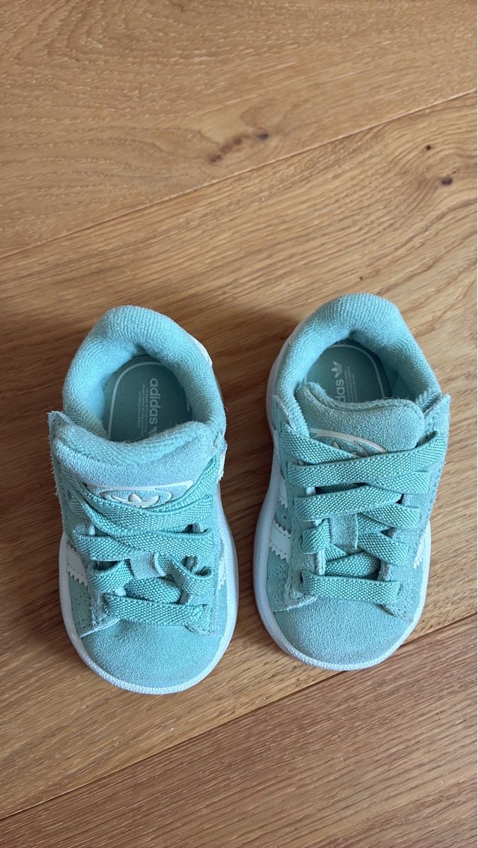 Adidas Scarpe per ragazzi: Kinder Turnschuhe Adidas hellblau Grösse 19 – Nuovo (secondo la descrizione) da Dürnten venduto da had0.