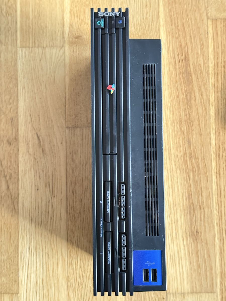 Sony Konsolen: Sony PS2 Fat SCPH-50004 + Logitech Wireless + 2 Spiele – Gebraucht aus Fehraltorf von Lenal01 4