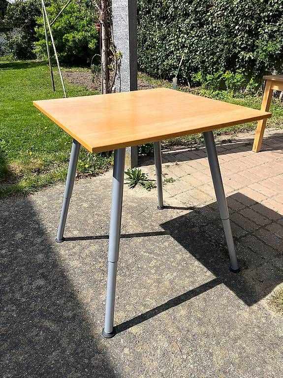 Tavoli: Jolie table carrée avec hauteur réglable – Usato da Yvonand venduto da Dan2202