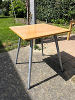 Jolie table carrée avec hauteur réglable