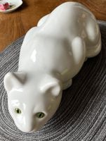 Katzenfigur  Porz. weiss, liegend, m. grünen Augen L = 35 cm
