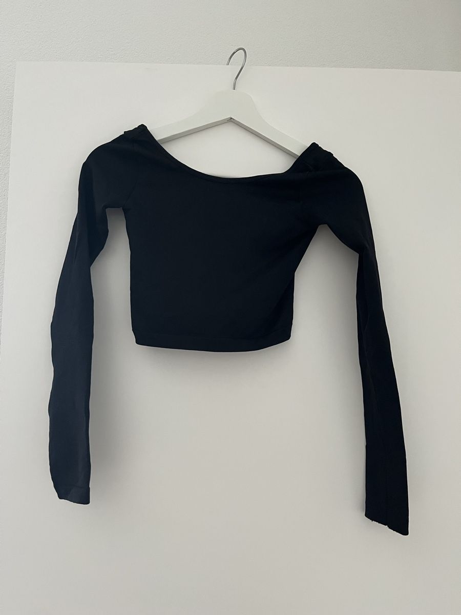 Pull&Bear Tops: Pull&Bear Crop Top Schwarz – Neuf (Voir description) à Möhlin par eny_lsk7