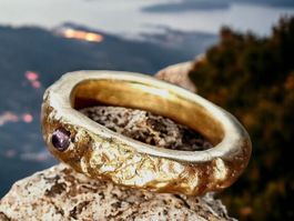 Unikater wilder Ring,  Goldbronze  mit Iolith,  Grösse 46,75