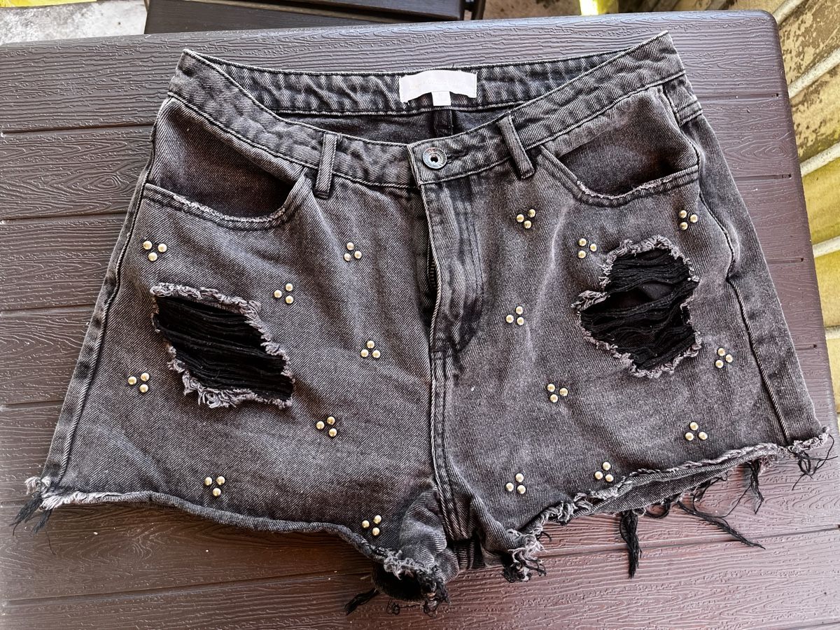 Zebra Jeans: Denim Shorts Black Studded Ripped Size M – Usato da Zürich venduto da J.Bogdan