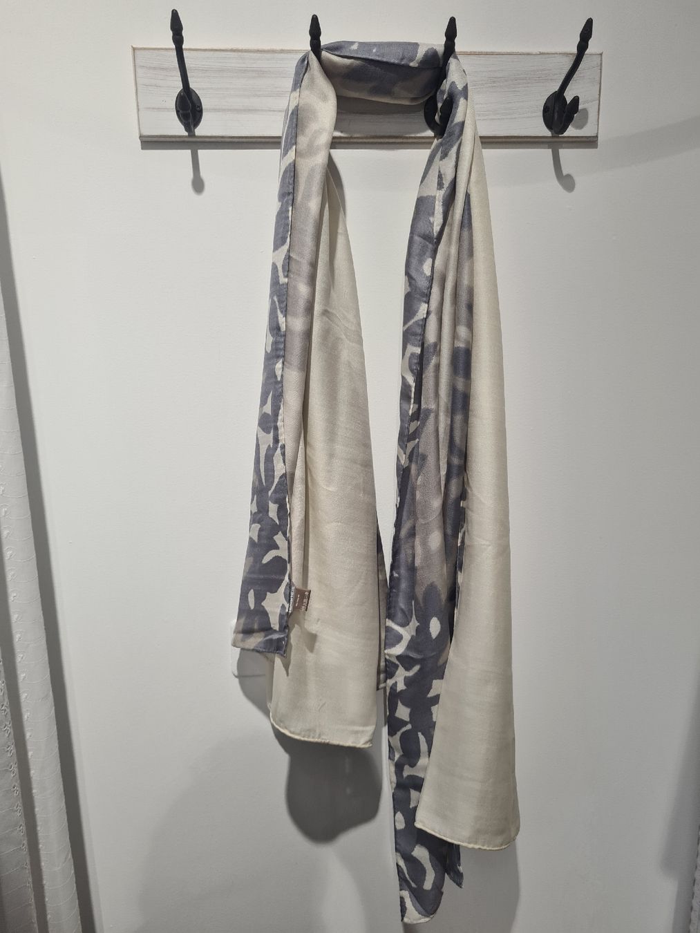 Hemisphere Foulards, Tücher & Schals: Hemisphere Seidenschal, edel, floral, grau-weiss – Gebraucht aus Adligenswil von FriedasWelt