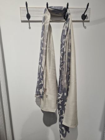 Hemisphere Seidenschal, edel, floral, grau-weiss