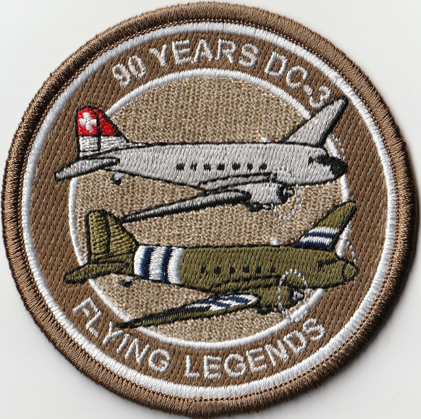 Schweizer Armee Plaketten & Abzeichen: 90 Years DC-3 Flying Legends neu Stoff mit Klett. – Neu (gemäss Beschreibung) aus Emmenbrücke von F.ingl-1947
