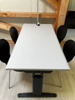 Bürotisch mit Stühlen