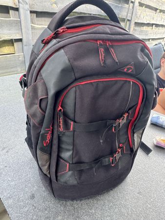 Satch Rucksack schwarz rot 