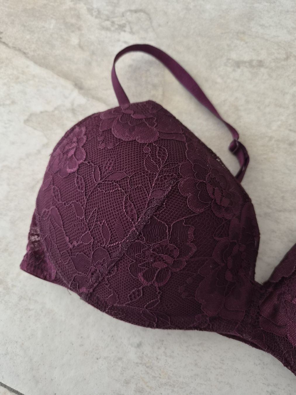 Autres dessous: Damen-BH Spitze, bordeaux, Grösse 75 B  – D'occasion à Niederrohrdorf par Miripfiri 1