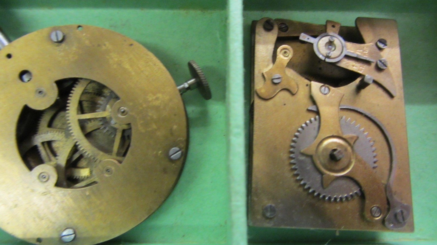 Uhren: BRAC SA, Breitenbach, Antike museale Box mit Uhrenteilen – Gebraucht aus Hölstein von federhaus 1